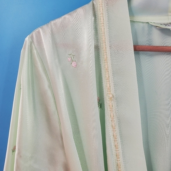 Morgan Taylor Intimates green satin robe with tie XL - Picture 16 of 16